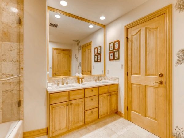 Top Floor Ski in Ski out residence in Village