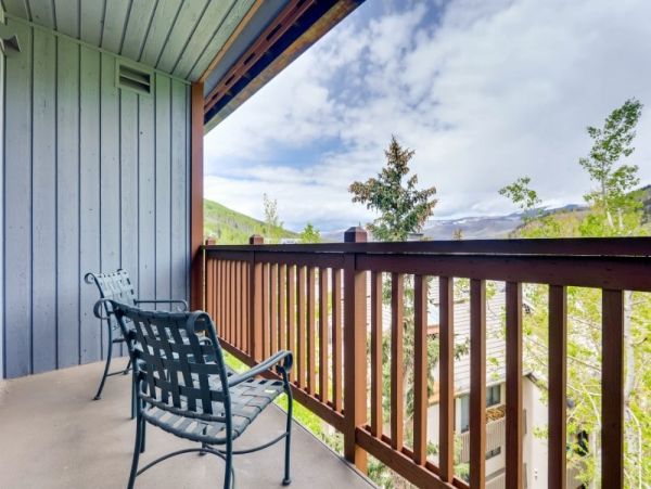 Top Floor Ski in Ski out residence in Village