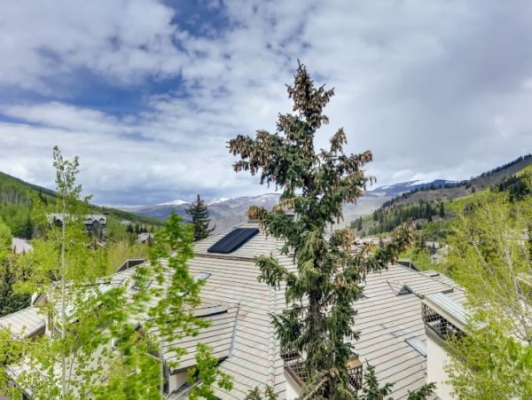 Top Floor Ski in Ski out residence in Village