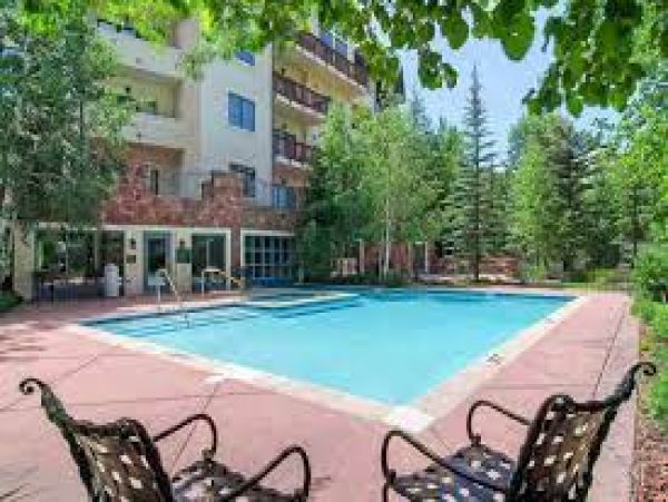 Top Floor Ski in Ski out residence in Village