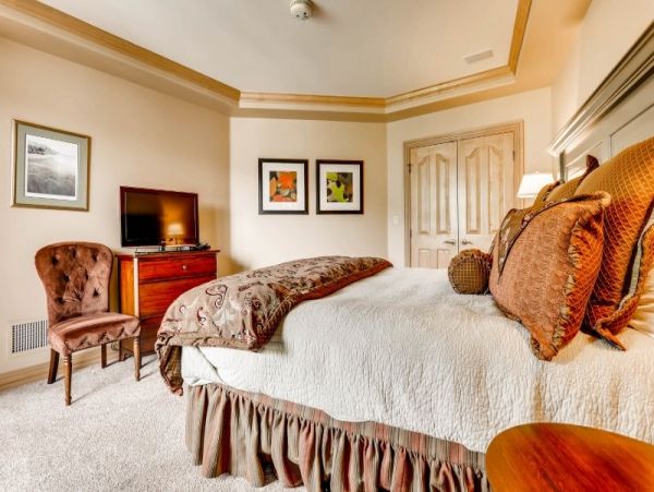 Top Floor Ski in Ski out residence in Village