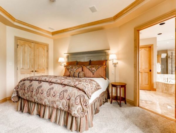 Top Floor Ski in Ski out residence in Village