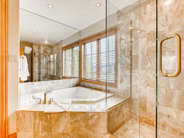 Top Floor Ski in Ski out residence in Village