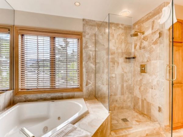 Top Floor Ski in Ski out residence in Village