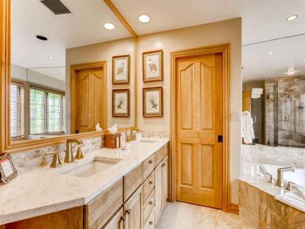 Top Floor Ski in Ski out residence in Village