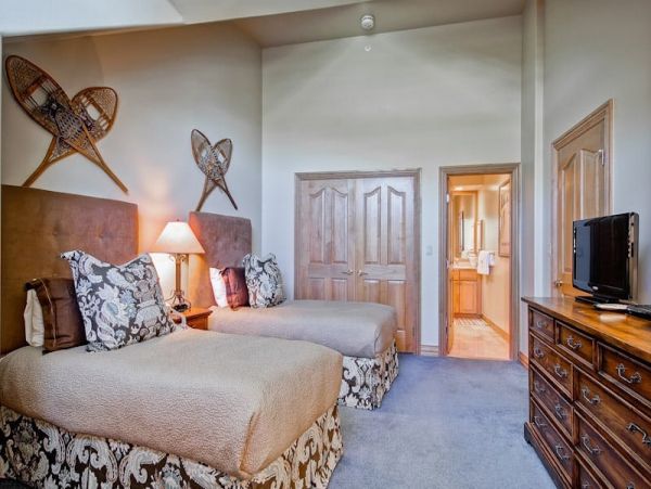 Top Floor Ski in Ski out residence in Village