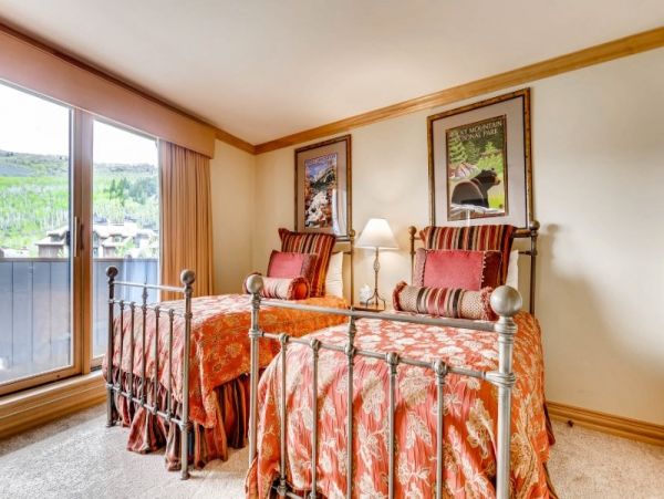 Top Floor Ski in Ski out residence in Village