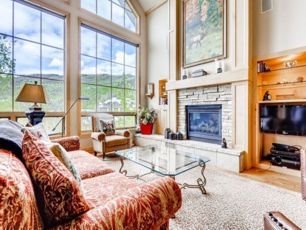 Top Floor Ski in Ski out residence in Village