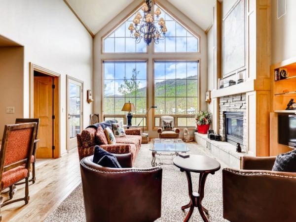 Top Floor Ski in Ski out residence in Village