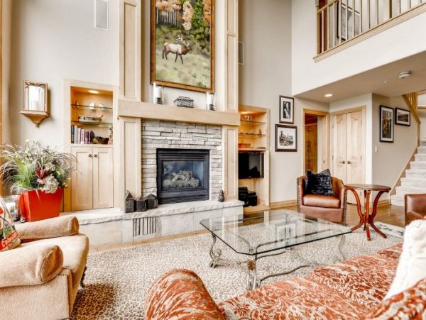 Top Floor Ski in Ski out residence in Village