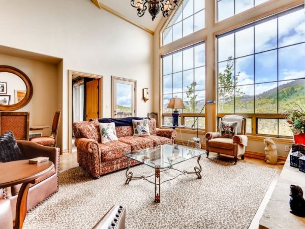 Top Floor Ski in Ski out residence in Village