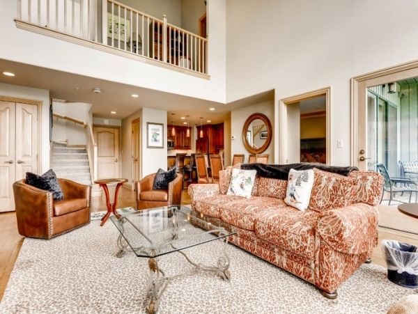 Top Floor Ski in Ski out residence in Village