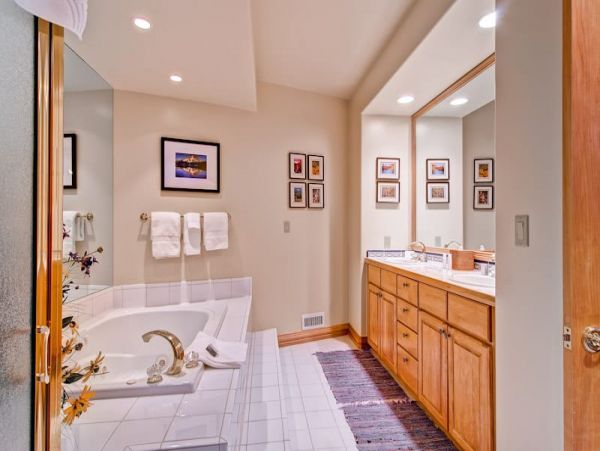 Top Floor Ski in Ski out residence in Village
