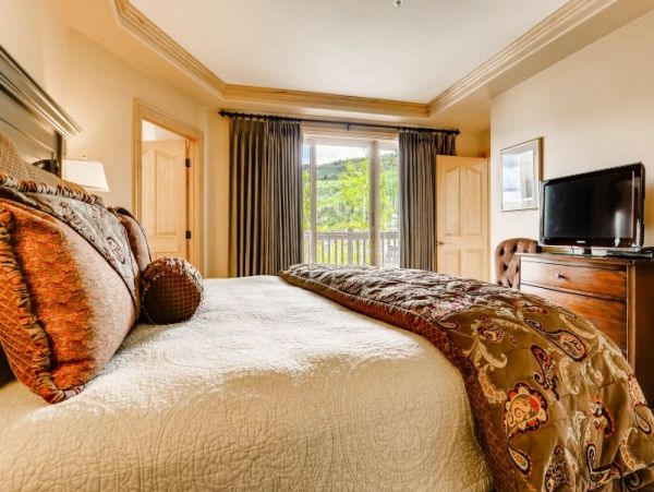 Top Floor Ski in Ski out residence in Village