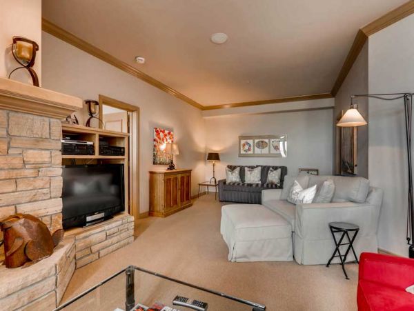 Unique Fifth Floor Corner Unit on the Slopes!