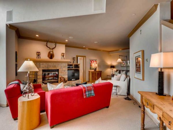 Unique Fifth Floor Corner Unit on the Slopes!
