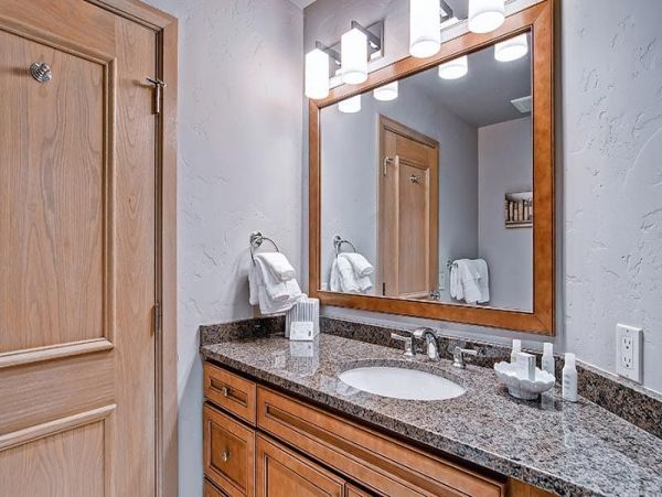 Unique Fifth Floor Corner Unit on the Slopes!