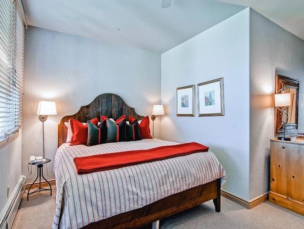 Unique Fifth Floor Corner Unit on the Slopes!