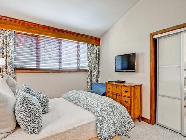Spacious and chic home with EXCELLENT SKI ACCESS