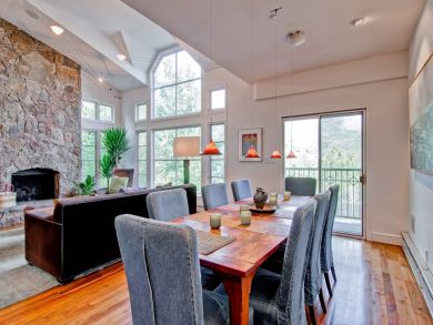 Four Bedroom Townhome with Views of Slopes!