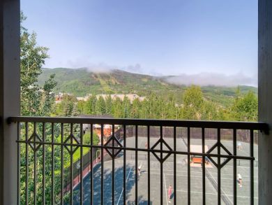 Four Bedroom Townhome with Views of Slopes!