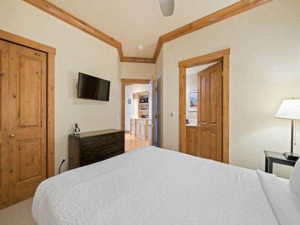 Ski in Ski out Townhome and Walk to Village