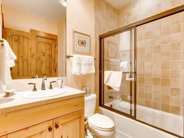 Bachelor Gulch Ski in Ski Out 50 yards from Door