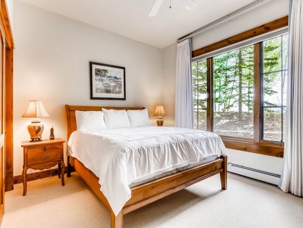 Bachelor Gulch Ski in Ski Out 50 yards from Door