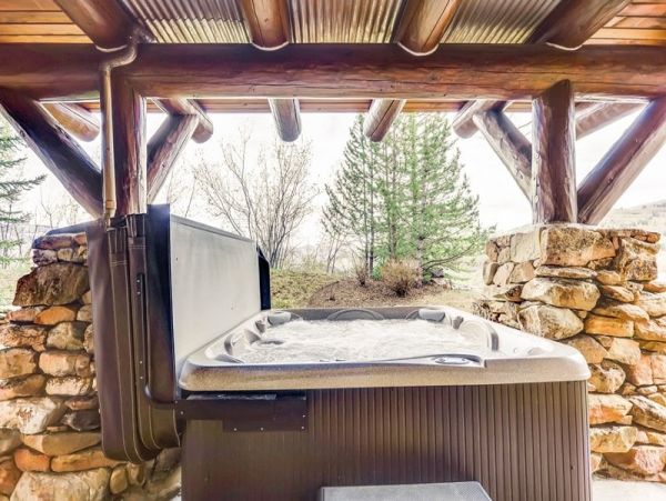 Bachelor Gulch Ski in Ski Out 50 yards from Door
