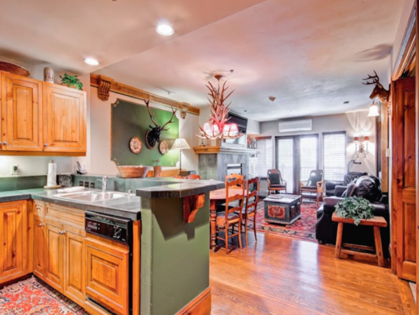 Beaver Creek Village One bedroom plus Den sleeps 6