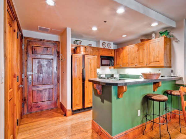 Beaver Creek Village One bedroom plus Den sleeps 6