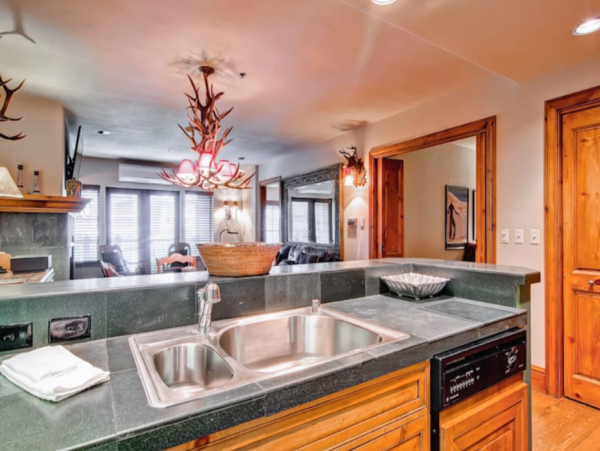Beaver Creek Village One bedroom plus Den sleeps 6