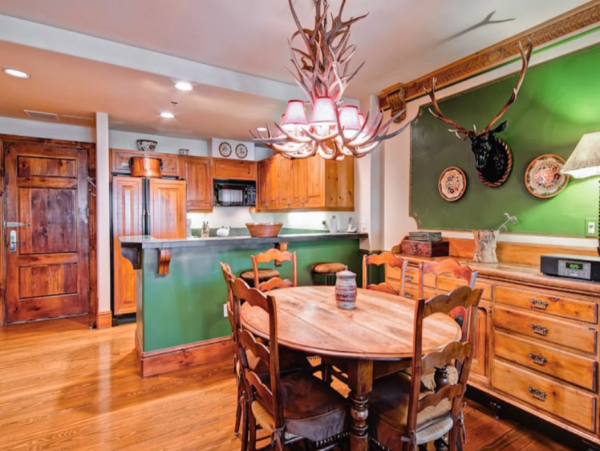 Beaver Creek Village One bedroom plus Den sleeps 6
