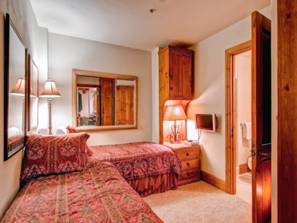 Beaver Creek Village One bedroom plus Den sleeps 6