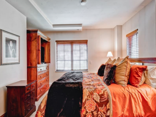 Beaver Creek Village One bedroom plus Den sleeps 6