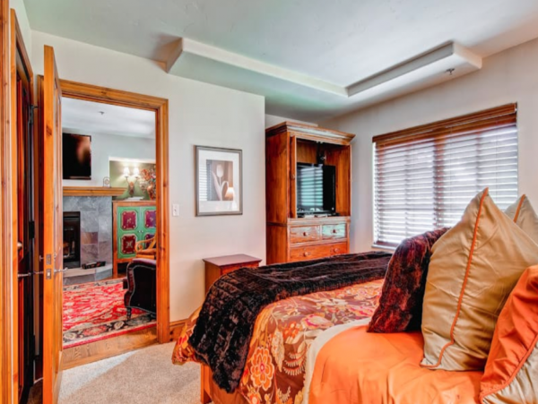 Beaver Creek Village One bedroom plus Den sleeps 6