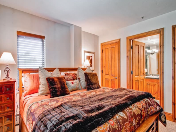 Beaver Creek Village One bedroom plus Den sleeps 6