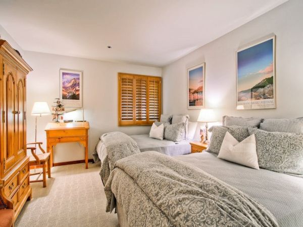 Ski in Ski out- shuttle or Walk to Village