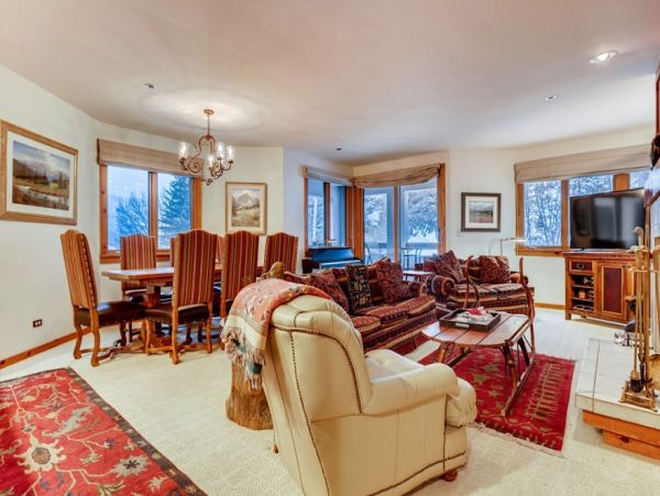 Ski in Ski out- shuttle or Walk to Village