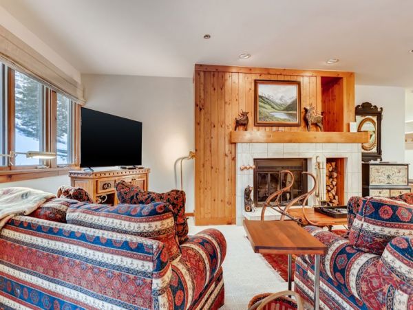 Ski in Ski out- shuttle or Walk to Village