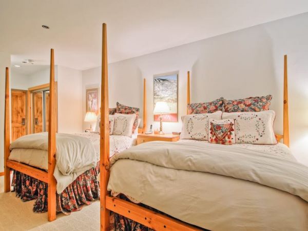 Ski in Ski out- shuttle or Walk to Village