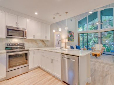 Lush Paradise: Cozy Captiva Home 3 Bedrooms Short Walk to Beach