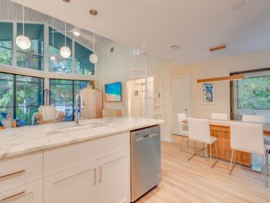 Lush Paradise: Cozy Captiva Home 3 Bedrooms Short Walk to Beach
