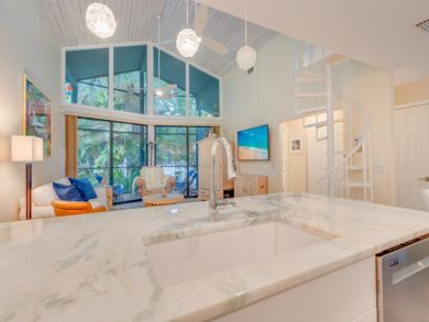 Lush Paradise: Cozy Captiva Home 3 Bedrooms Short Walk to Beach