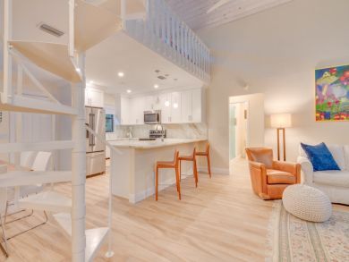 Lush Paradise: Cozy Captiva Home 3 Bedrooms Short Walk to Beach