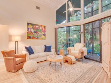 Lush Paradise: Cozy Captiva Home 3 Bedrooms Short Walk to Beach