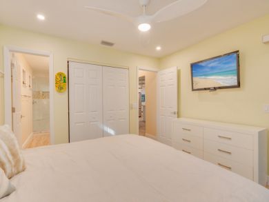 Lush Paradise: Cozy Captiva Home 3 Bedrooms Short Walk to Beach