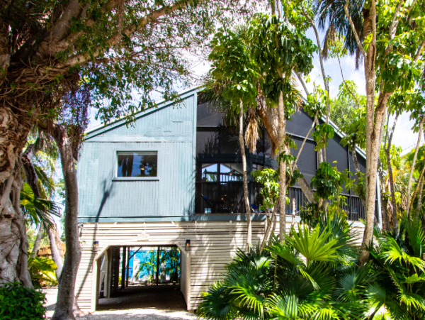 Lush Paradise: Cozy Captiva Home 3 Bedrooms Short Walk to Beach
