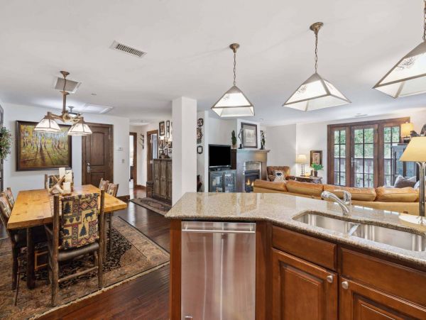 Exclusive Mountain Interior Great Location