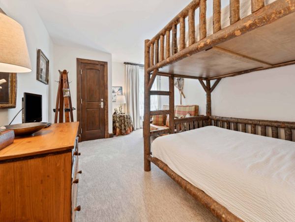 Exclusive Mountain Interior Great Location